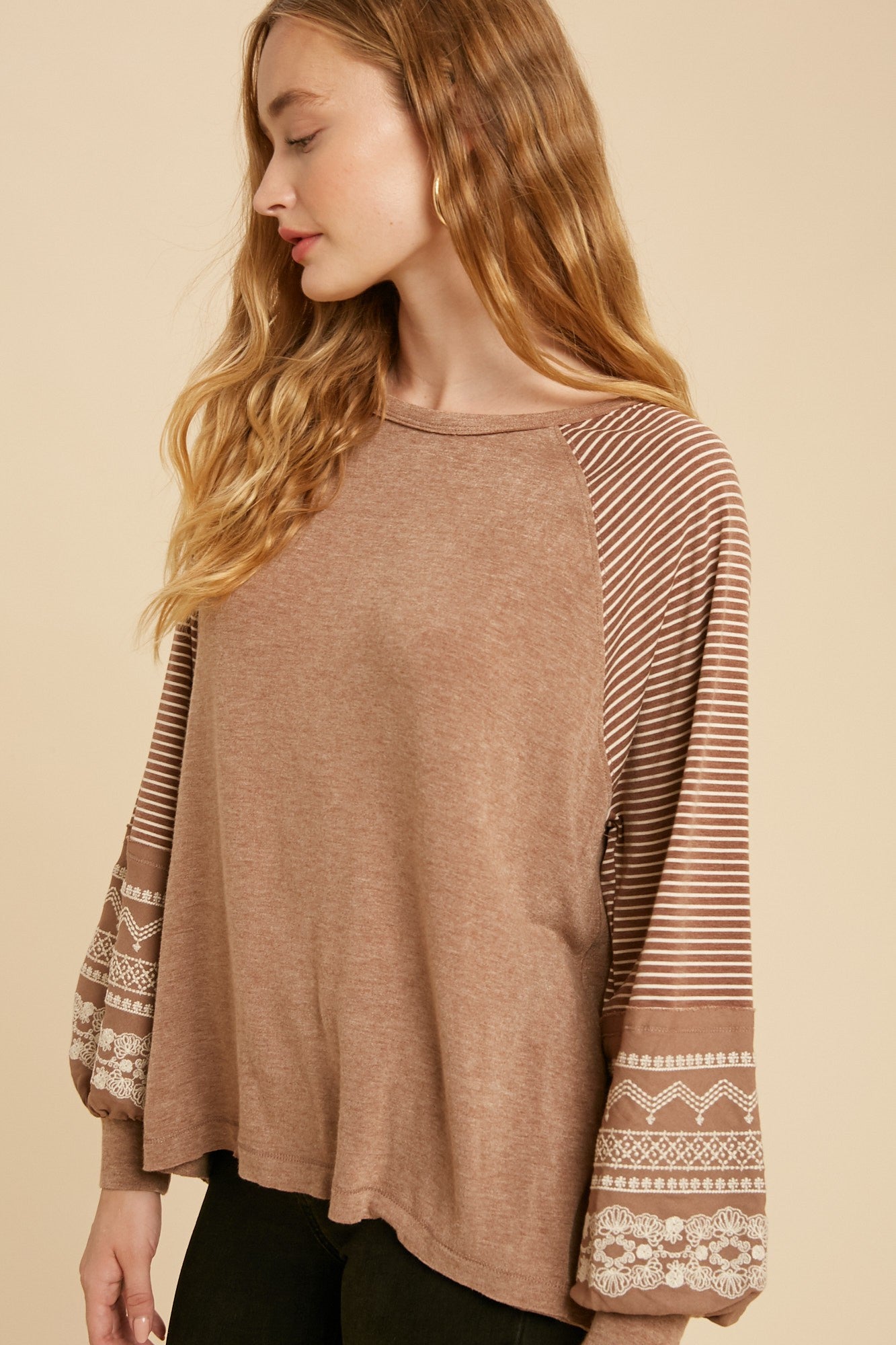 Embroidered Contrast Raglan Sleeve Top IL3734