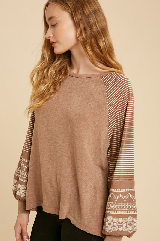 Embroidered Contrast Raglan Sleeve Top IL3734