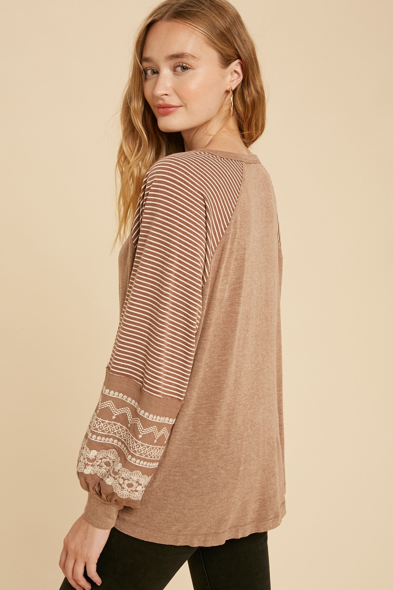 Embroidered Contrast Raglan Sleeve Top IL3734